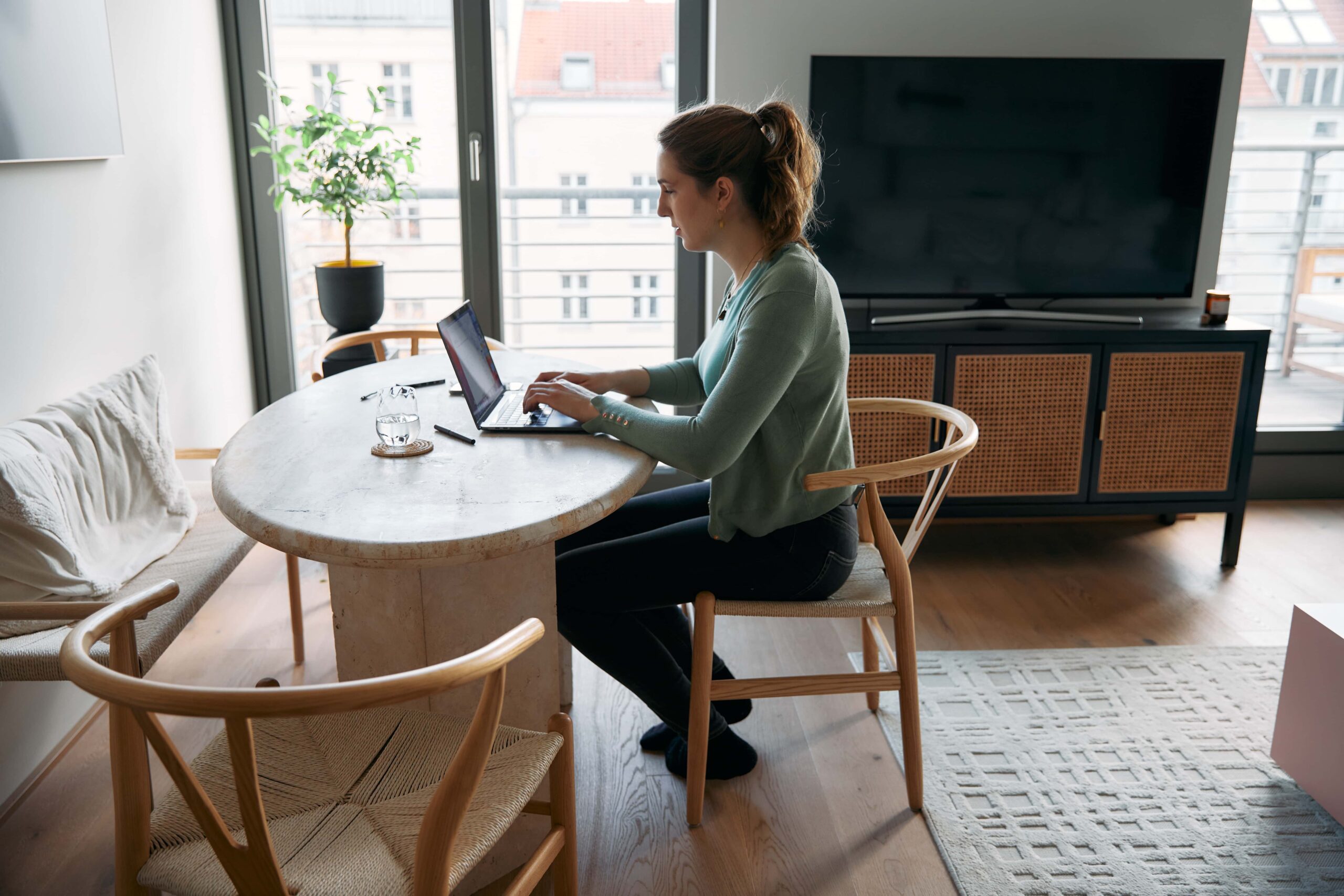 Woman working on laptop scaled
