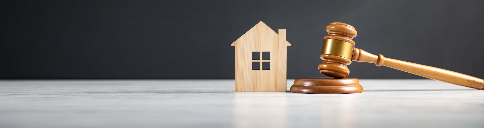 judge gavel and house model at courtroom
